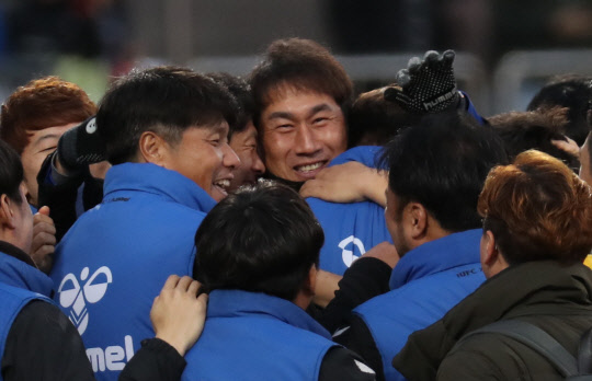 2002년 한일 월드컵 영웅인 유상철 전 인천 유나이티드 감독이 췌장암 투병 끝에 7일 숨졌다. 향년 50세. 인천 구단에 따르면 유 전 감독은 이날 오후 7시께 서울 아산병원에서 사망했다. [연합뉴스]